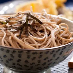 Miseczka pełna aromatycznego makaronu gryczanego, ozdobionego paskami nori. Idealny posiłek na szybki lunch.