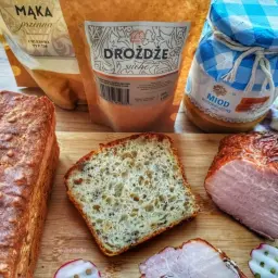 Domowy chleb z ziarnami, mąka, drożdże i miód - idealne składniki na pyszny przepis na chleb domowy pieczony w piekarniku z ziarnami.