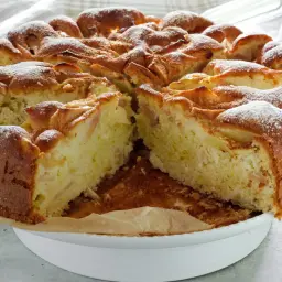 Wilgotne ciasto z jabłkami na oleju, posypane cukrem pudrem. Pachnący, domowy deser, idealny na każdą okazję.