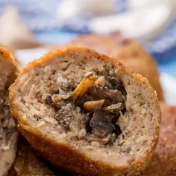 Najsmaczniejsze kotlety mielone z pieczarkami, przekrojone na pół, ukazujące soczyste, aromatyczne nadzienie.