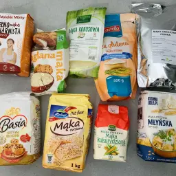 Różne rodzaje mąki, w tym mąka owsiana. Czy mąka owsiana mozna jesc na surowo? Sprawdź opakowania!