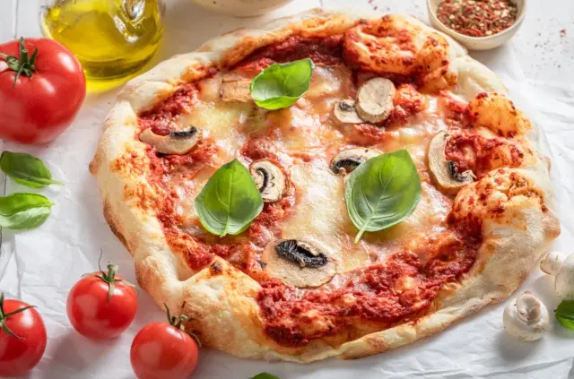 Wegańska pizza: składniki, przepisy i pyszne zamienniki sera