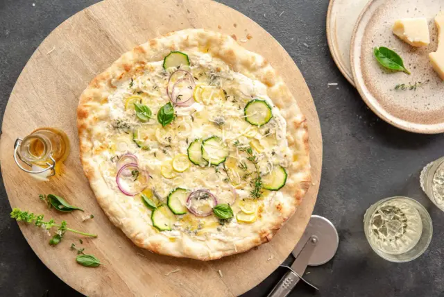 Pizza Bianca: Co to jest? Odkryj sekret białej pizzy