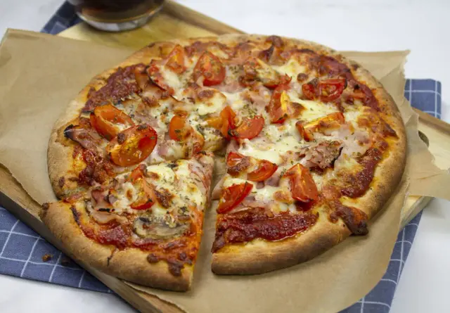 Pizza z szynką i pieczarkami: przepis, kalorie i jak zamówić