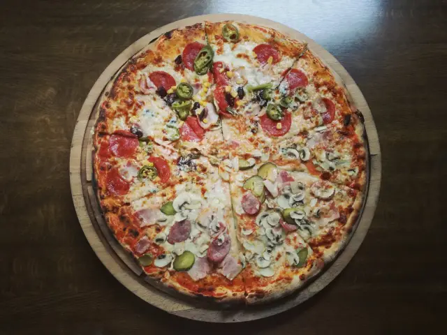 Ile kalorii ma duża pizza? Poznaj fakty i wybieraj mądrze
